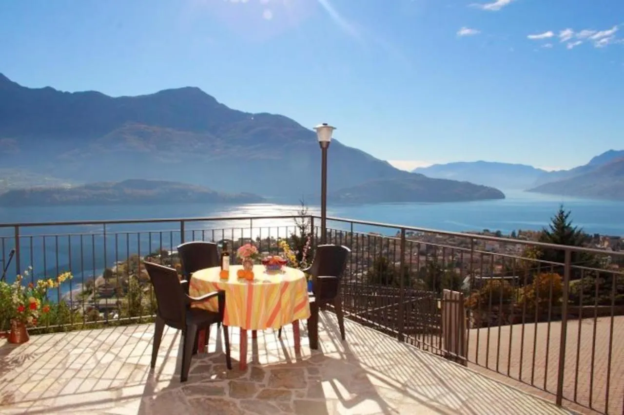 Lakeside Retreat: 2-Bedroom Apartment with Pool in Vercana
