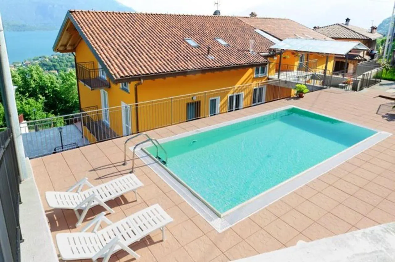 Lake View Apartment In Vercana, Shared Pool ile iletişim