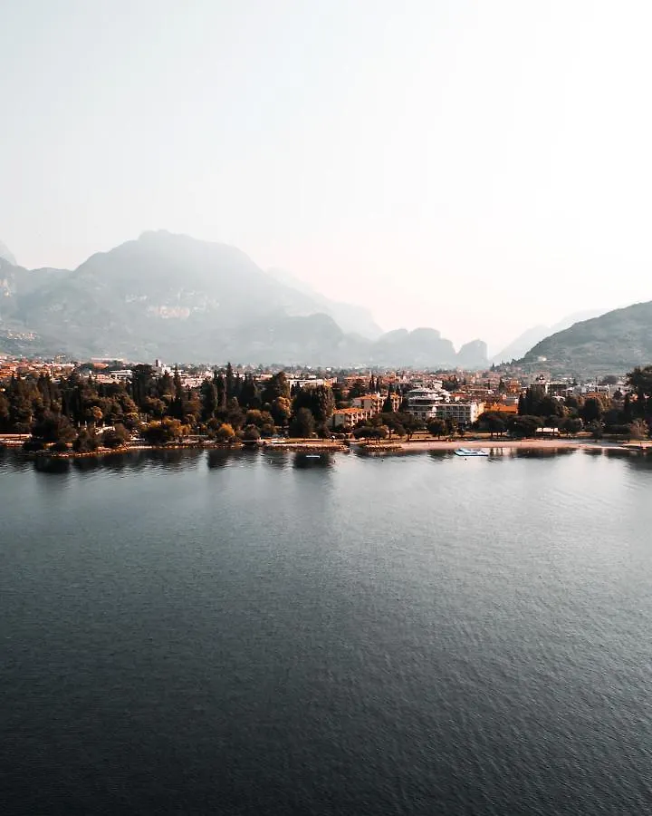 Lake View Apartment In Vercana, Shared Pool İtalya