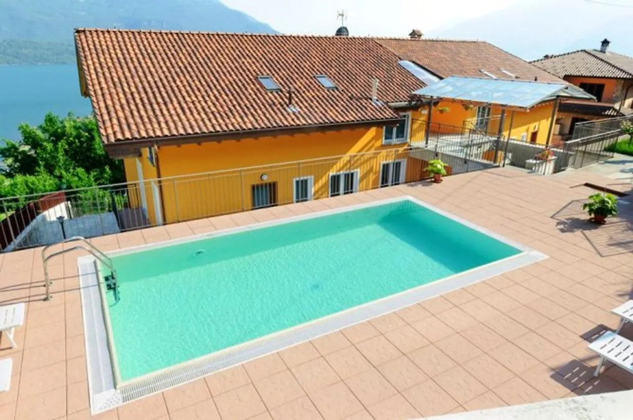 Lakeside Retreat: 2-Bedroom Apartment with Pool in Vercana
