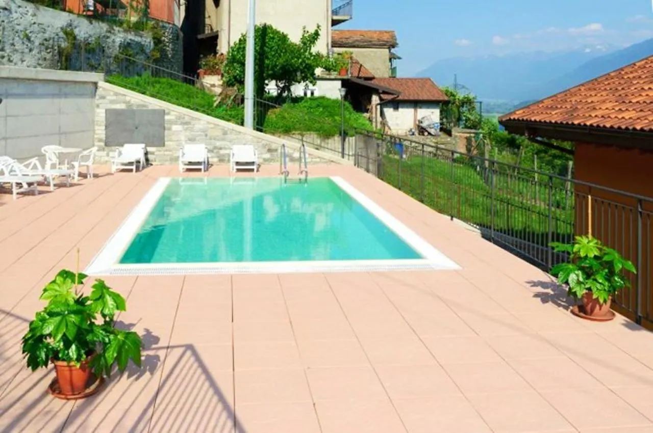 Lakeside Retreat: 2-Bedroom Apartment with Pool in Vercana