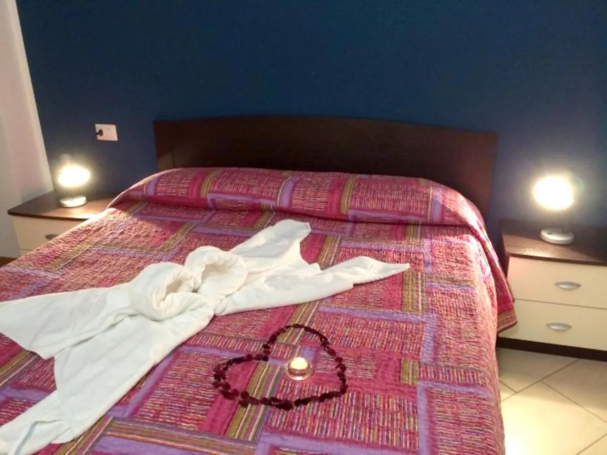 Lakeside Retreat: 2-Bedroom Apartment with Pool in Vercana
